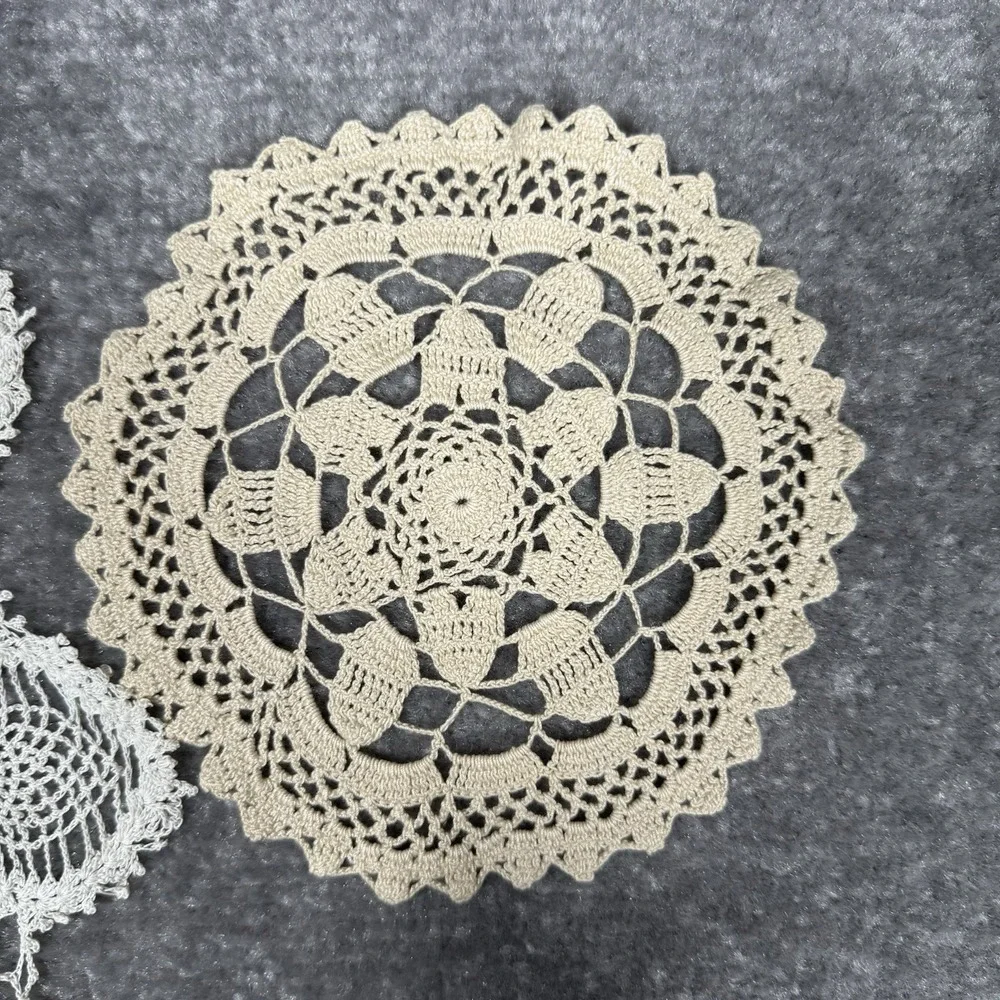 Vintage Lot Of 4 Doilies Round Bell‎ Crochet Delicate - Picture 10 of 12